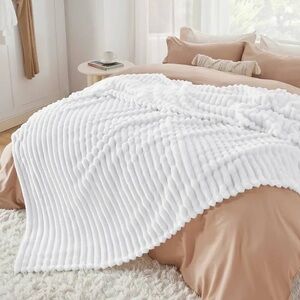 Luxurious Cream Ribbed Fleece Blanket